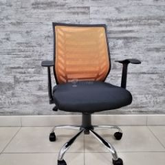 Кресло Barneo K-138 для персонала (черная ткань оранжевая сетка) в Губахе - gubaha.mebel24.online | фото